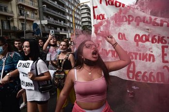 Manifestantes antifascistas en las calles de Grecia. (Sakis MITROLIDIS/AFP)