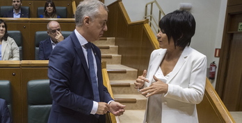 Iriarte habla con Urkullu en una sesión del Parlamento. (Raúl BOGAJO | FOKU)