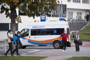 Personas con mascarilla en la zona de los hospitales de Iruñea. (Iñigo URIZ/FOKU)