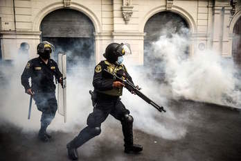 Un policía antidisturbios interviene contra las protestas ante el Congreso en Lima. (Ernesto BENAVIDES/AFP)