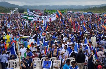 La multitud espera la llegada de Morales. (Fernando CARTAGENA/AFP)