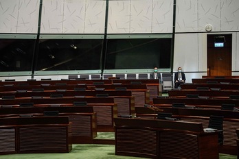 Escaños vaciós tras la renuncia de los diputados pro-occidentales hongkoneses. (Anthony WALLACE/AFP) 
