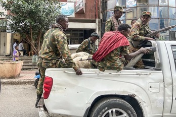 Milicianos amhara circulan en un pick up por las calles de la ciudad de Gondar. (Eduardo SOTERAS/AFP) 