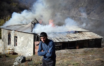 Un hombre mira cómo se quema su casa en Charektar, en las afueras de Kalbajar.(Alexander NEMENOV/AFP)