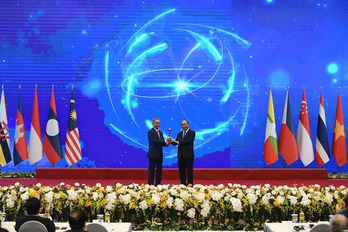  El primer ministro de Vietnam con el embajador de Brunéi durante la clausura de la conferencia de ASEAN en la que se ha firmado el acuerdo comercial(Foto: Nhac NGUYEN | FOKU)