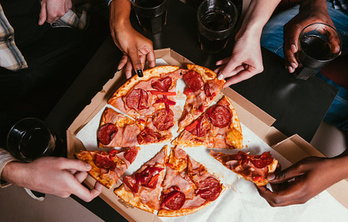 Muchas de las empresas de reparto de comida a domicilio se dedican a la pizza. (NAIZ)