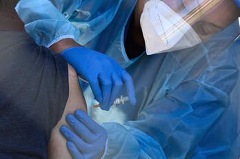 La vacuna se empezará a administrar a partir de enero en el Estado español. (Robyn BECK/AFP)