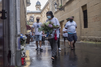 Ofrenda floral en el lugar donde falleció Asier Niebla en agosto de 2018. (Juan Carlos RUIZ/FOKU)