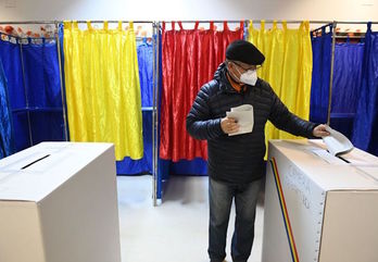 Un hombre vota en un colegio de Bucarest. (Daniel MIHAILESCU/AFP)