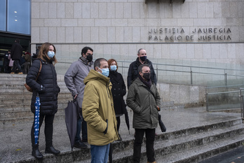 Allegados de Asier Niebla y representantes de la acusación popular, antes de la primera sesión. (Jon URBE / FOKU)