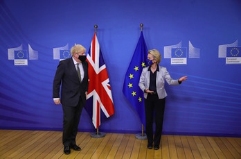 El primer ministro británico, Boris Johnson, con la presidenta de la Comisión Europea, Ursula Von der Leyen, antes de la reunión. (Aaron CHOWN/AFP)