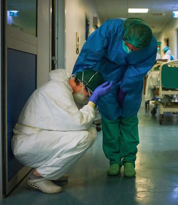Sanitaria exhausta en un hospital de Lombardía, una de las imágenes del año para AFP. Es del 13 de marzo. (Paolo MIRANDA | AFP)