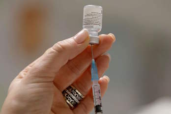 Una trabajadora sanitaria prepara una dosis de la vacuna de Pfizer y BioNTech. (Gil COHEN-MAGEN/AFP)