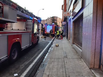 Seis personas han tenido que ser trasladadas al hospital por inhalar humo en un incendio registrado en una vivienda de Iruñea. (BOMBEROS DE NAFARROA)