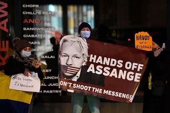Concentración por la libertad de Assange ante la embajada británica en Bruselas. (John THYS/AFP)