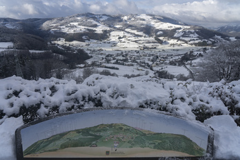 Las Malloas nevadas hasta una altura de unos 200 metros, desde la A-15. (Andoni CANELLADA | FOKU)
