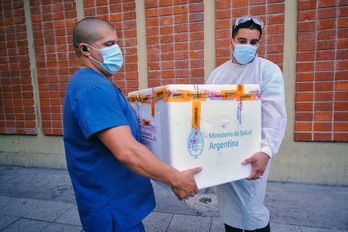 Sanitarios transportan una caja de dosis de la vacuna Sputnik V en Mar del Plata, provincia de Buenos Aires. (Diego IZQUIERDO/AFP)