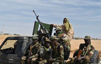 Soldados nigerinos patrullan en el sudeste del país. (ISSOUF SANOGO/AFP)
