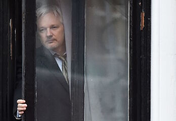 Julian Assange, en una imagen de 2016 en la embajada de Ecuador en Londres. (Ben STANSALL/AFP)