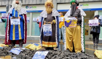 Activistas de Berri Otxoak dejan carbón en Lanbide para denunciar las dificultades en el acceso al IMV. (Berri Otxoak).