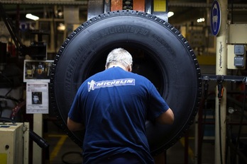Michelin ha anunciado que va a suprimir hasta 2.300 empleos en el Estado francés. (Jean-Sebastian EVRARD/AFP)