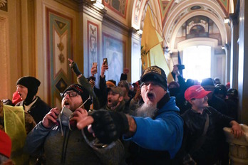La turba alentada por Trump, en el Capitolio. (Robert SCHMIDT | AFP)