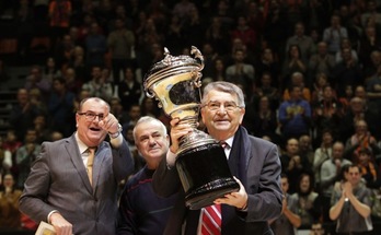 Miki Vukovic, con el trofeo de Copa ganado con el Pamesa, en un homenaje tributado por el club taronja. (GARA)