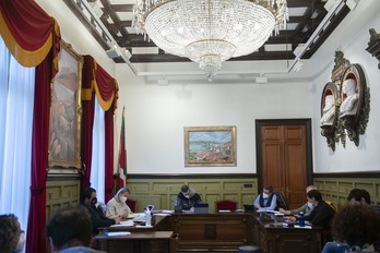 Sesión plenaria en el Ayuntamiento de Mundaka. (Raúl BOGAJO/FOKU)