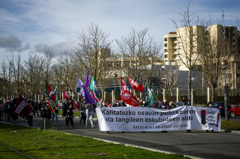 Manifestación frente a la sede del Ejecutivo autonómico. (Jaizki FONTANEDA/FOKU)