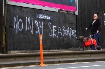 Pintadas contra la instauración de la frontera en el Mar de Irlanda. (Paul FAITH/AFP)