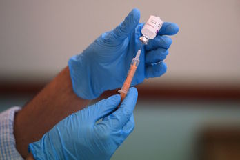 Un sanitario extrae una dosis de la vacuna de Astrazeneca. (Oli STARFF/AFP)
