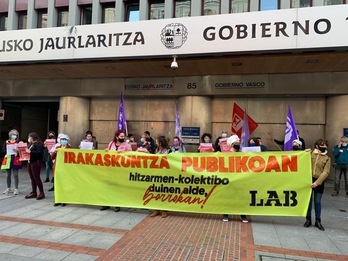 La concentración realizada por LAB ante la sede del Gobierno de Lakua en Bilbo. (LAB Sindikatua)