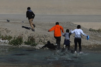 Varios migrantes cruzando el río Bravo para llegar a Estados Unidos. (Herika MARTINEZ/AFP)