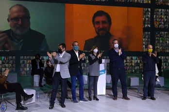 Meritxel Borràs, en el centro, en el acto de cierre de campaña de JxCat el 12 de febrero. (Lluís GENE | AFP)