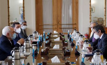 Mohammad Javad Zarif, a la izquierda, junto al director general del OIEA, durante una de las reuniones en Teherán.     (AFP)