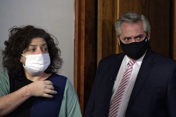 La actual ministra de Sanidad, Carla Vizzotti, junto al presidente argentino, Alberto Fernández, en una imagen de archivo del pasado 12 de agosto. (Juan MABROMATA / AFP)