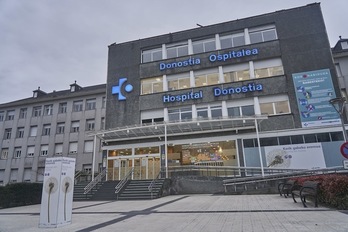 El Hospital Donostia acogerá uno de los tres centros para proceder a la vacunación desde el coche. (Andoni CANELLADA/FOKU)