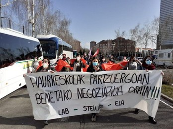 Concentración de los sindicatos en Gasteiz. (ELA)