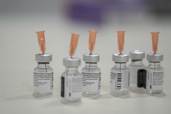 Las vacunas de Pfizer, como las de la imagen, y de Moderna ya están siendo utilizadas en Euskal Herria. (Gorka RUBIO | EFE)