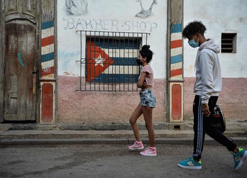 Cubanos en una calle de La Habana. (Yamil LAGE/AFP)