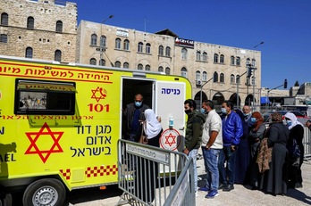 Palestinos hacen cola para recibir la vacuna contra el coronavirus, en Jerusalém. (Ahmad GHARABLI/AFP)