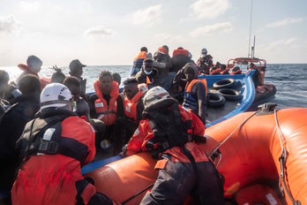 Imagen del rescate de 44 personas del Sea Watch. (@seawatchcrew)