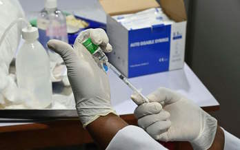 La HAS postula el uso de la vacuna AstraZeneca para mayores de 65 años y destaca su versatilidad cara a acelerar la vacunación. (Issouf SANOGO/AFP)