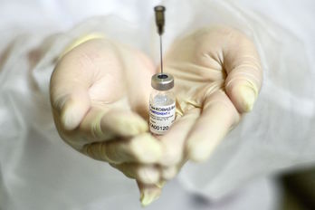 Una sanitaria muestra un frasco con la vacuna Sputnik V. (Kirill KUDRYAVTSEV/AFP)