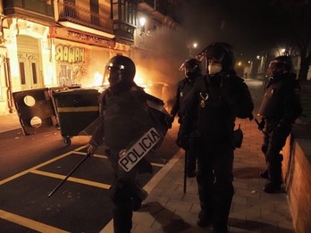 Cargas de la Policía española contra la manifestación de GKS por Pablo Hasél en Iruñea el 20 de febrero. (Eduardo SANZ/EUROPA PRESS)