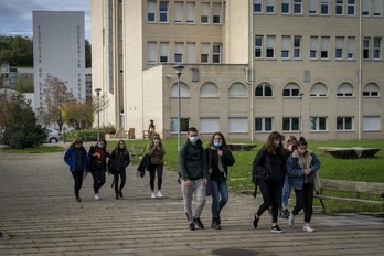 Estudiantes en el campus de la UPV-EHU en Donostia. (Gorka RUBIO | FOKU)