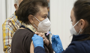 Una sanitaria administra la vacuna a una persona de edad avanzada en Iruñea.    (Jagoba MANTEROLA I FOKU)