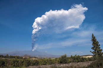 Una columna de humo se eleva desde el cráter del Etna. (Giovanni ISOLINO / AFP)