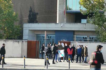 Los independentistas galegos que fueron juzgados y absueltos, a las puertas de la sede de la Audiencia Nacional española en San Fernando de Henares. (@12_empe)