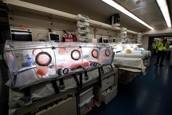 Un tren médico con equipos de cuidados intensivos para 21 personas, este lunes en la estación Termini de Roma. (Tiziana FABI | AFP).